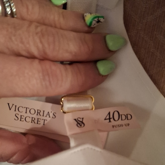 Victoria's Secret Cream Bra - Picture 3 of 11